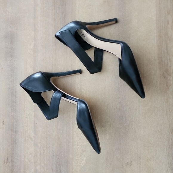 VINCE CAMUTO Carlotte Leather Asymmetrical Strappy Pointed Heel - Picture 4 of 10